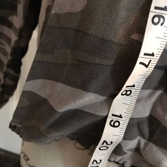 Style Envy Camouflage Green Button Up Blouse Small - Picture 14 of 16